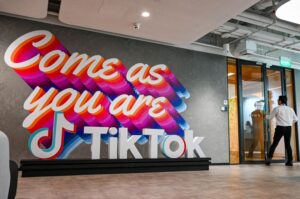 Scopri di più sull'articolo L’ex dirigente di TikTok fa causa per discriminazione che presumibilmente include la richiesta alle donne di “rimanere silenziose e umili in ogni momento”